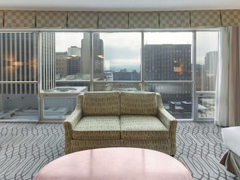 Suite, 1 King Bed (Congressional)