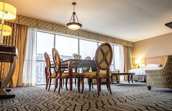 Suite, 1 King Bed (Congressional)