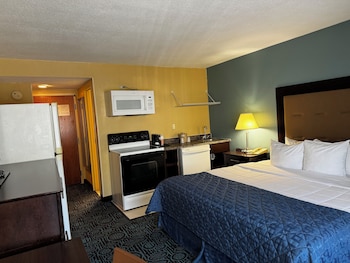 Superior Single Room, 1 King Bed, Kitchen, City View