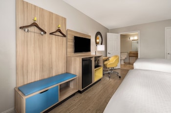 Deluxe Room, 2 Queen Beds, Accessible, Non Smoking (Mobility, Roll-In Shower)