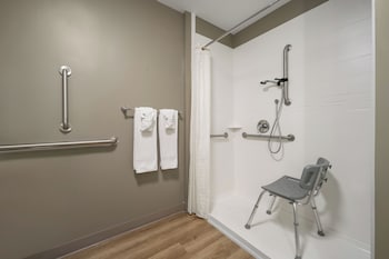 Deluxe Room, 2 Queen Beds, Accessible, Non Smoking (Mobility, Roll-In Shower)
