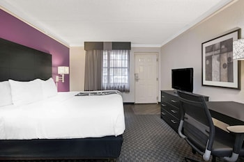 Deluxe Room, 1 King Bed, Non Smoking (Mobility, Bathtub w/Grab Bars)