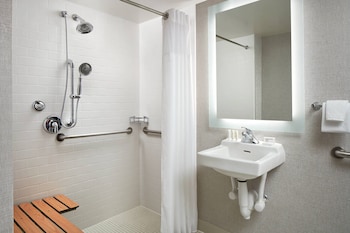 Room, 1 King Bed, Hearing Accessible (Accessible Bathtub)