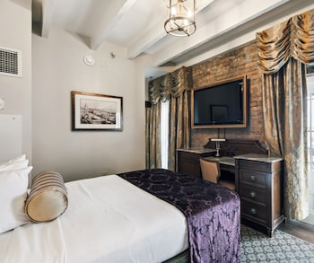 Room, 1 Queen Bed (Petite)
