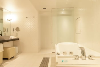 Suite, Non Smoking (Cross Floor)