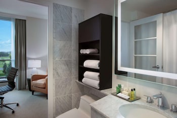 Deluxe Suite, 1 King Bed, Kitchen