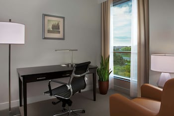 Deluxe Suite, 1 King Bed, Kitchen