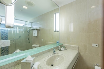 Ocean Tower Suite with Parlor 1 King or 2 Doubles