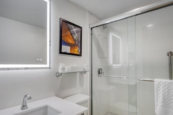 Standard Room, 1 Queen Bed, Non Smoking, Refrigerator & Microwave