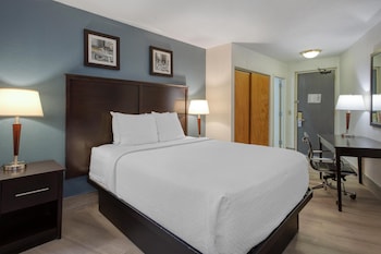 Standard Room, 1 Queen Bed, Non Smoking, Refrigerator & Microwave