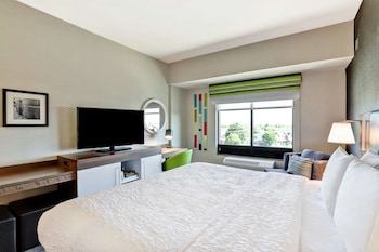 Room, 1 King Bed, Refrigerator & Microwave