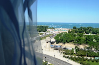 Standard Room, 1 King Bed, Lake View