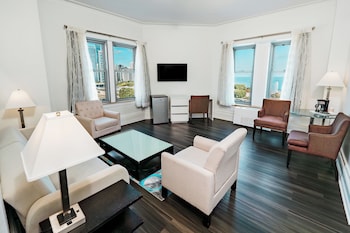Standard Suite, 1 King Bed, Lake View, Lakeside