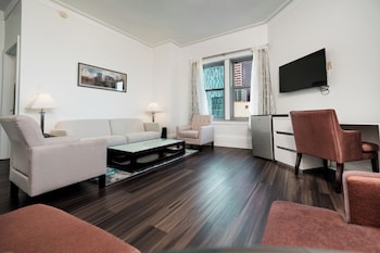 Standard Suite, 1 King Bed, Lake View, Lakeside