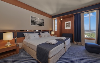 Suite, City View