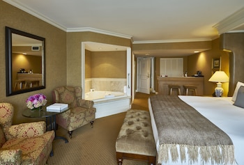 Deluxe Room, 1 King Bed, City View
