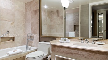 Deluxe Suite, 2 Double Beds, City View