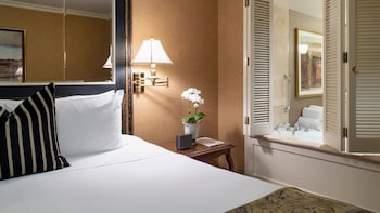 Wedgewood King Suite, Jetted tub, City View