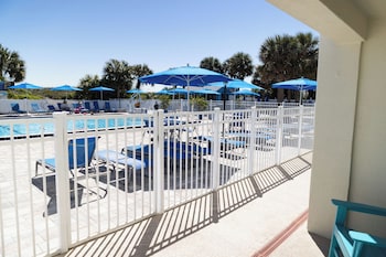 2 Queen Beds Poolview