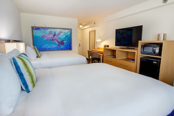 2 Queen Beds with Balcony