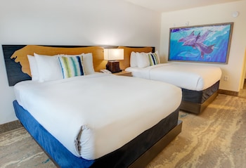 2 Queen Beds Poolview
