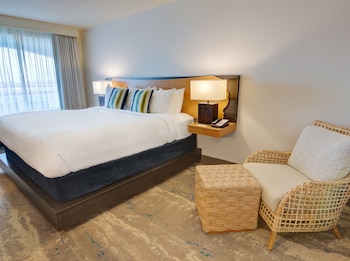 1 King Bed Poolview