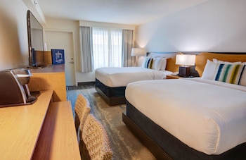 2 Queen Beds Poolview