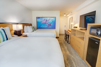 2 Queen Beds with Balcony