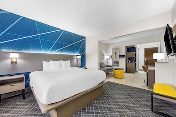 Suite, 1 King Bed, Accessible