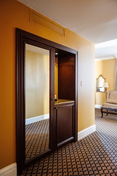 King Suite (24/7 Front Desk)