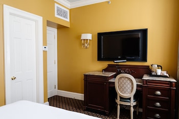 Queen Room (24/7 Front Desk)