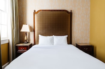 Queen Room (24/7 Front Desk)
