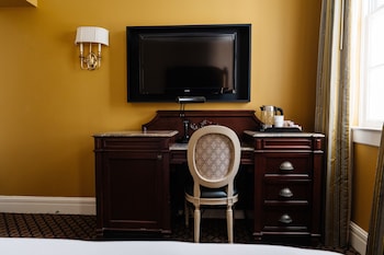 Queen Room (24/7 Front Desk)