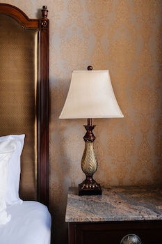 King Suite (24/7 Front Desk)