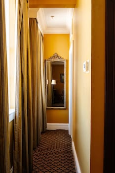 King Room (24/7 Front Desk)