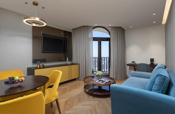 Executive Suite, Balcony