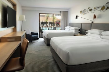 Room, 2 Queen Beds, Pool View