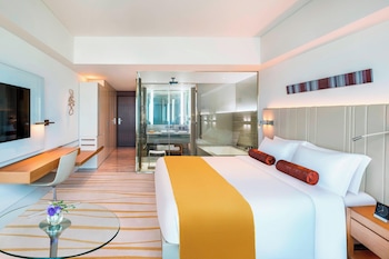 Club Deluxe King with Club Lounge Access