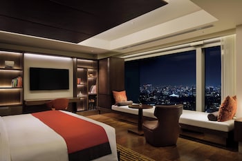 Grand Deluxe Premier King with Club Lounge Access
