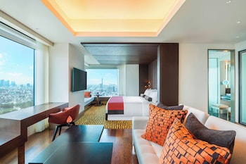 Grand Deluxe Corner King with Club Lounge Access