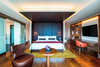 Grand Deluxe Premier King with Club Lounge Access