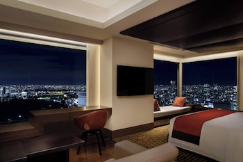 Grand Deluxe Corner King with Club Lounge Access