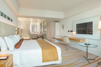 Club Deluxe King with Club Lounge Access