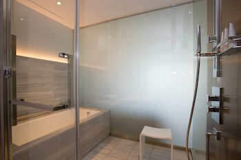 Club Deluxe King with Club Lounge Access
