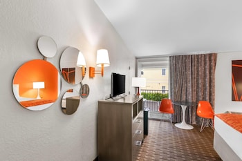 Standard Room, 1 Queen Bed