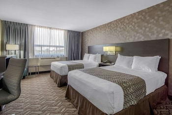 Business Room, 2 Queen Beds, Non Smoking (Upgrade)