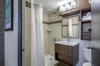 Business Room, 1 Queen Bed, Non Smoking (Upgrade)