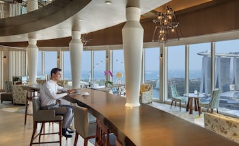 Pacific Club Select Studio, 1 King Bed, Marina Bay View, Lounge Access, High Floor