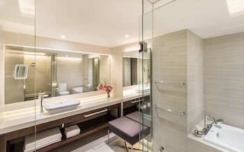 Skyline Suite Non Smoking 1 Double Bed City View