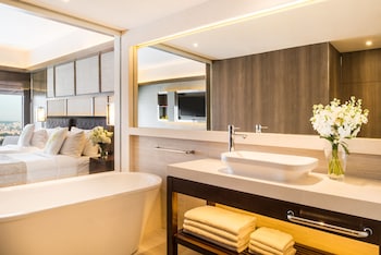 Pacific Club 02 Bedrooms, Connecting Rooms, Marina Bay View, Lounge Access, High Floor